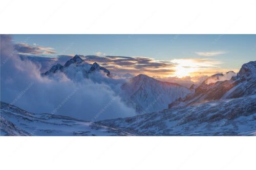 Früh am Morgen auf dem Zugspitzplatt mit Nebelstimmung am Hochwanner - Abgeblasen - Seitenverhältnis 2,5:1 - Hochwanner bei Sonnenaufgang - weitere Infos unter https://www.kriner-weiermann.de