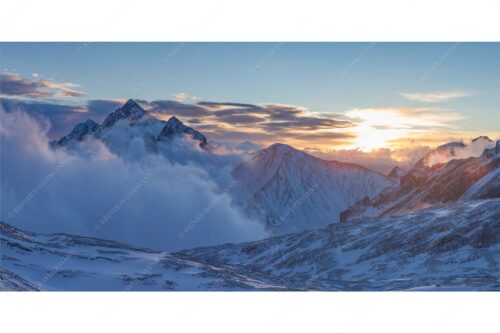 Früh am Morgen auf dem Zugspitzplatt mit Nebelstimmung am Hochwanner - Abgeblasen - Seitenverhältnis 2:1 - Hochwanner bei Sonnenaufgang - weitere Infos unter https://www.kriner-weiermann.de