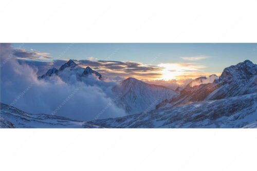 Früh am Morgen auf dem Zugspitzplatt mit Nebelstimmung am Hochwanner - Abgeblasen - Seitenverhältnis 3:1 - Hochwanner bei Sonnenaufgang - weitere Infos unter https://www.kriner-weiermann.de