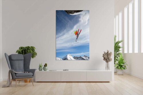 Mit einem weiten Sprung mit Telemark-Ski über die Klippe - Abgehoben - Größe ca. 120x180cm, Seitenverhältnis 2:3 - Freeride Skifahren - weitere Infos unter https://www.kriner-weiermann.de