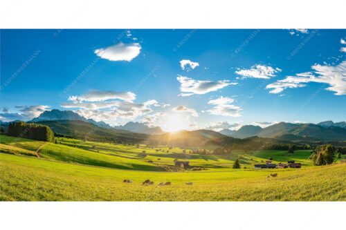 Blick in den Sonnenuntergang am Zugspitzmassiv - Am Tonihof - Seitenverhältnis 2:1 - Wetterstein und Estergebirge - weitere Infos unter https://www.kriner-weiermann.de