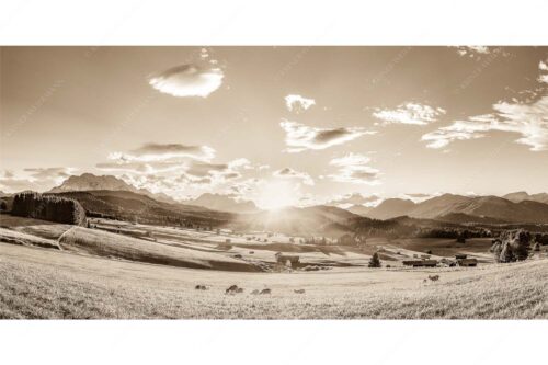 Blick in den Sonnenuntergang am Zugspitzmassiv - Am Tonihof - Seitenverhältnis 2:1 - Wetterstein und Estergebirge - weitere Infos unter https://www.kriner-weiermann.de