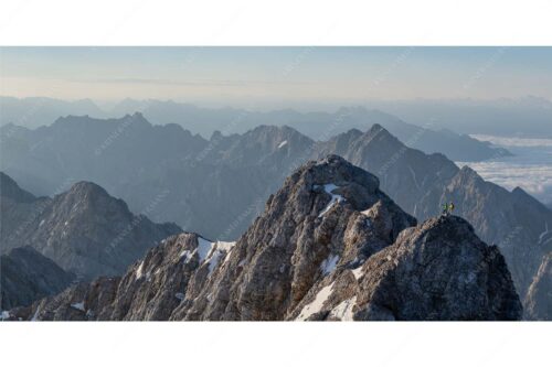 Früh am Morgen unterwegs auf dem Jubiläumsgrat Richtung Alpspitze - Auf dem Grat - Seitenverhältnis 2:1 - Zugpitze Jubiläumsgrat - weitere Infos unter https://www.kriner-weiermann.de