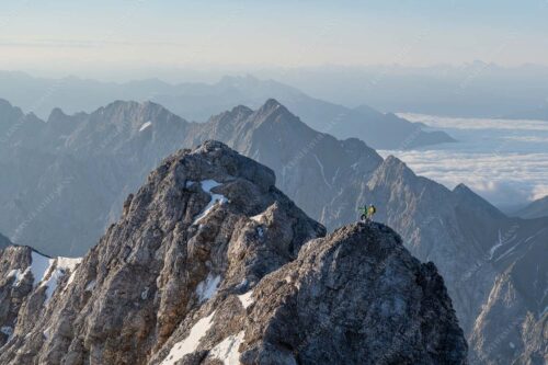 Früh am Morgen unterwegs auf dem Jubiläumsgrat Richtung Alpspitze - Auf dem Grat - Seitenverhältnis 3:2 - Zugpitze Jubiläumsgrat - weitere Infos unter https://www.kriner-weiermann.de