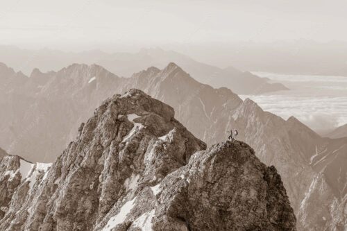 Früh am Morgen unterwegs auf dem Jubiläumsgrat Richtung Alpspitze - Auf dem Grat - Seitenverhältnis 3:2 - Zugpitze Jubiläumsgrat - weitere Infos unter https://www.kriner-weiermann.de