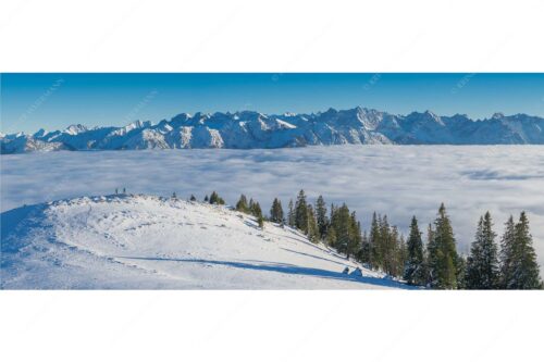 Eine Winterwanderung am Simetsberg über Wolkenmeer mit Karwendel - auf der Sonnenseite - Seitenverhältnis 2,5:1 - Simetsberg mit Karwendel - weitere Infos unter https://www.kriner-weiermann.de