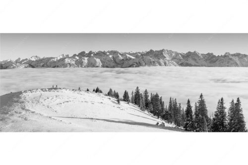 Eine Winterwanderung am Simetsberg über Wolkenmeer mit Karwendel - auf der Sonnenseite - Seitenverhältnis 2,5:1 - Simetsberg mit Karwendel - weitere Infos unter https://www.kriner-weiermann.de