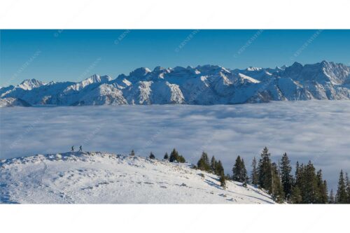 Eine Winterwanderung am Simetsberg über Wolkenmeer mit Karwendel - auf der Sonnenseite - Seitenverhältnis 2:1 - Simetsberg mit Karwendel - weitere Infos unter https://www.kriner-weiermann.de