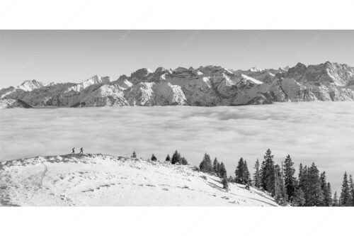 Eine Winterwanderung am Simetsberg über Wolkenmeer mit Karwendel - auf der Sonnenseite - Seitenverhältnis 2:1 - Simetsberg mit Karwendel - weitere Infos unter https://www.kriner-weiermann.de