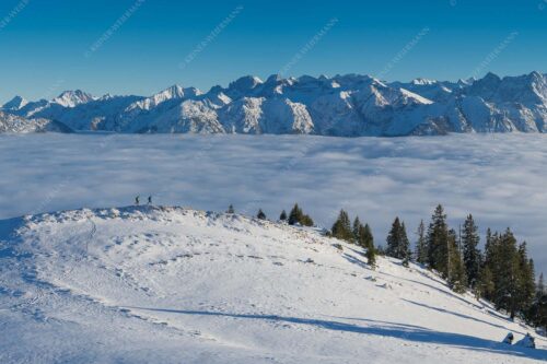 Eine Winterwanderung am Simetsberg über Wolkenmeer mit Karwendel - auf der Sonnenseite - Seitenverhältnis 3:2 - Simetsberg mit Karwendel - weitere Infos unter https://www.kriner-weiermann.de