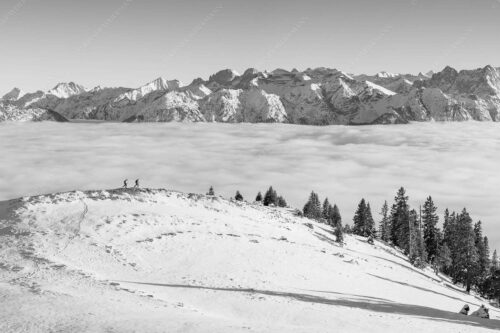 Eine Winterwanderung am Simetsberg über Wolkenmeer mit Karwendel - auf der Sonnenseite - Seitenverhältnis 3:2 - Simetsberg mit Karwendel - weitere Infos unter https://www.kriner-weiermann.de