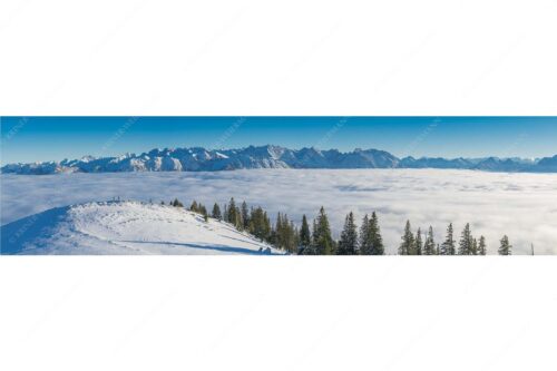 Eine Winterwanderung am Simetsberg über Wolkenmeer mit Karwendel - auf der Sonnenseite - Seitenverhältnis 4:1 - Simetsberg mit Karwendel - weitere Infos unter https://www.kriner-weiermann.de