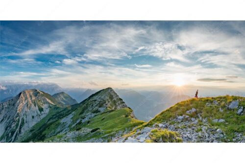 Abendliche Yogaübungen bei Sonnenuntergang im Estergebirge - Auszeit - Seitenverhältnis 2:1 - Yoga im Estergebirge - weitere Infos unter https://www.kriner-weiermann.de