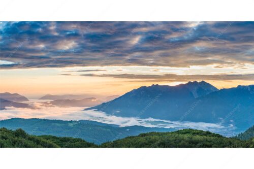 Blick ins Obere Isartal mit Estergebirge, Soierngebirge und Karwendel - Der letzte Tag beginnt - Seitenverhältnis 2:1 - Sonnenaufgang Oberes Isartal - weitere Infos unter https://www.kriner-weiermann.de