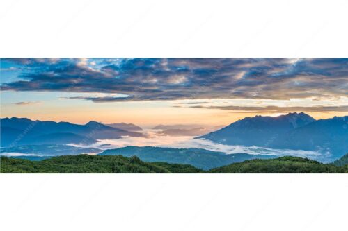 Blick ins Obere Isartal mit Estergebirge, Soierngebirge und Karwendel - Der letzte Tag beginnt - Seitenverhältnis 3:1 - Sonnenaufgang Oberes Isartal - weitere Infos unter https://www.kriner-weiermann.de