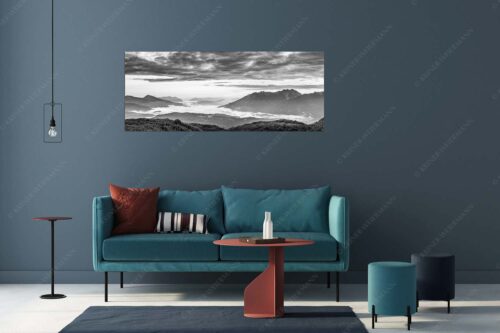 Blick ins Obere Isartal mit Estergebirge, Soierngebirge und Karwendel - Der letzte Tag beginnt - Größe ca. 175x70cm, Seitenverhältnis 2,5:1 - Sonnenaufgang Oberes Isartal - weitere Infos unter https://www.kriner-weiermann.de