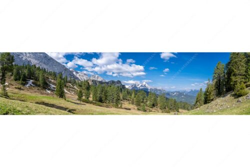 Großer Zirbenbestand auf der Wettersteinnordseite mit Blick aufs Zugspitzmassiv - Die Farben deines Himmels - Seitenverhältnis 4:1 - Frühling im Wettersteingebirge - weitere Infos unter https://www.kriner-weiermann.de