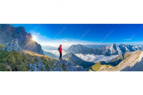 Am Weg zum Hochwanner im Wetterstein. Blick über Gaistal zu den Mieminger Bergen - Die Gedanken sind frei - Seitenverhältnis 3:1 - Bergwandern im Wetterstein - weitere Infos unter https://www.kriner-weiermann.de