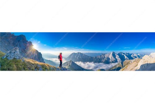 Am Weg zum Hochwanner im Wetterstein. Blick über Gaistal zu den Mieminger Bergen - Die Gedanken sind frei - Seitenverhältnis 4:1 - Bergwandern im Wetterstein - weitere Infos unter https://www.kriner-weiermann.de