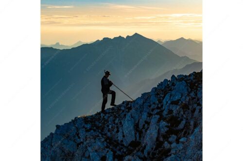 Blick in den Sonnenaufgang im Soierngebirge - Do Dahoam - Seitenverhältnis 1:1 - Traditioneller Bergsteiger im Wetterstein - weitere Infos unter https://www.kriner-weiermann.de