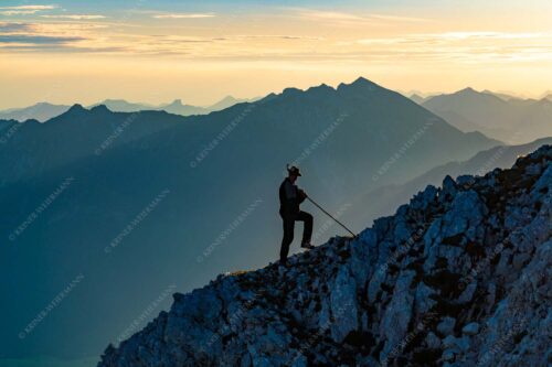 Blick in den Sonnenaufgang im Soierngebirge - Do Dahoam - Seitenverhältnis 3:2 - Traditioneller Bergsteiger im Wetterstein - weitere Infos unter https://www.kriner-weiermann.de