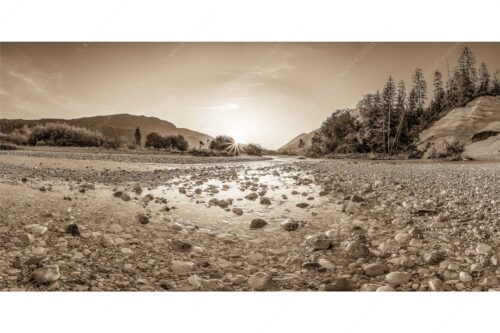 Blick über die Isar in den Sonnenaufgang - Ein Isarmorgen - Seitenverhältnis 2:1 - Steine an der Isar - weitere Infos unter https://www.kriner-weiermann.de