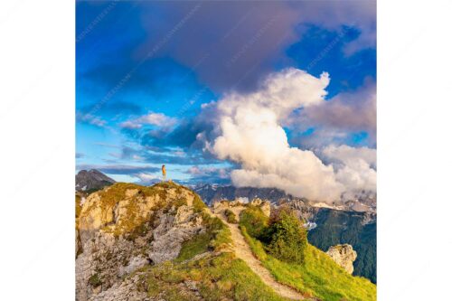 Wolkenreißen im Karwendelgebirge - Es reißt auf - Seitenverhältnis 1:1 - Bergsteigerin am Seinskopf im Karwendel - weitere Infos unter https://www.kriner-weiermann.de