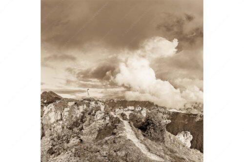 Wolkenreißen im Karwendelgebirge - Es reißt auf - Seitenverhältnis 1:1 - Bergsteigerin am Seinskopf im Karwendel - weitere Infos unter https://www.kriner-weiermann.de