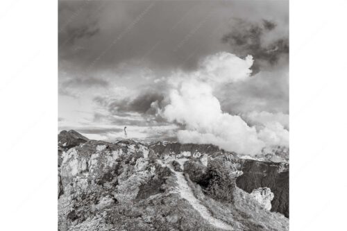 Wolkenreißen im Karwendelgebirge - Es reißt auf - Seitenverhältnis 1:1 - Bergsteigerin am Seinskopf im Karwendel - weitere Infos unter https://www.kriner-weiermann.de