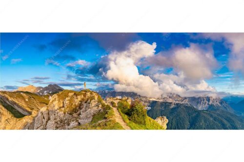 Wolkenreißen im Karwendelgebirge - Es reißt auf - Seitenverhältnis 2,5:1 - Bergsteigerin am Seinskopf im Karwendel - weitere Infos unter https://www.kriner-weiermann.de