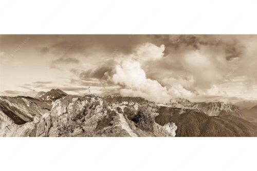 Wolkenreißen im Karwendelgebirge - Es reißt auf - Seitenverhältnis 2,5:1 - Bergsteigerin am Seinskopf im Karwendel - weitere Infos unter https://www.kriner-weiermann.de