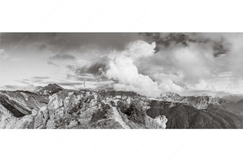 Wolkenreißen im Karwendelgebirge - Es reißt auf - Seitenverhältnis 2,5:1 - Bergsteigerin am Seinskopf im Karwendel - weitere Infos unter https://www.kriner-weiermann.de