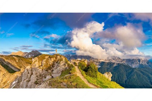 Wolkenreißen im Karwendelgebirge - Es reißt auf - Seitenverhältnis 2:1 - Bergsteigerin am Seinskopf im Karwendel - weitere Infos unter https://www.kriner-weiermann.de