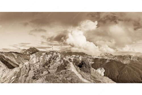 Wolkenreißen im Karwendelgebirge - Es reißt auf - Seitenverhältnis 2:1 - Bergsteigerin am Seinskopf im Karwendel - weitere Infos unter https://www.kriner-weiermann.de