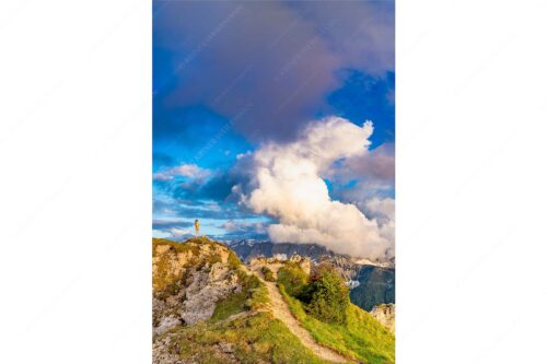 Wolkenreißen im Karwendelgebirge - Es reißt auf - Seitenverhältnis 2:3 - Bergsteigerin am Seinskopf im Karwendel - weitere Infos unter https://www.kriner-weiermann.de