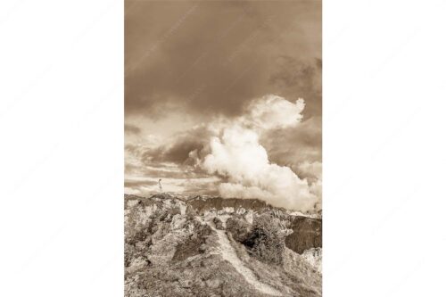 Wolkenreißen im Karwendelgebirge - Es reißt auf - Seitenverhältnis 2:3 - Bergsteigerin am Seinskopf im Karwendel - weitere Infos unter https://www.kriner-weiermann.de