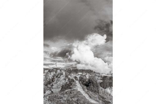 Wolkenreißen im Karwendelgebirge - Es reißt auf - Seitenverhältnis 2:3 - Bergsteigerin am Seinskopf im Karwendel - weitere Infos unter https://www.kriner-weiermann.de