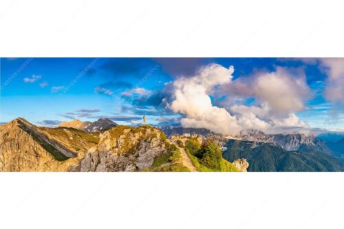 Wolkenreißen im Karwendelgebirge - Es reißt auf - Seitenverhältnis 3:1 - Bergsteigerin am Seinskopf im Karwendel - weitere Infos unter https://www.kriner-weiermann.de