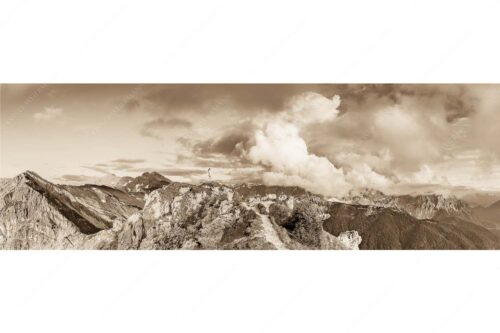 Wolkenreißen im Karwendelgebirge - Es reißt auf - Seitenverhältnis 3:1 - Bergsteigerin am Seinskopf im Karwendel - weitere Infos unter https://www.kriner-weiermann.de