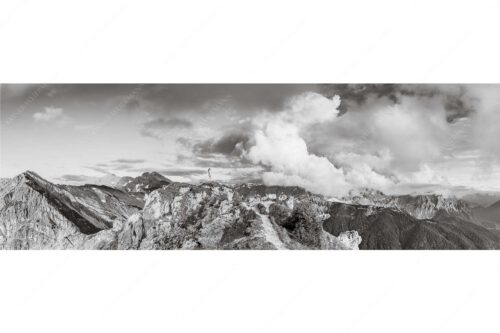 Wolkenreißen im Karwendelgebirge - Es reißt auf - Seitenverhältnis 3:1 - Bergsteigerin am Seinskopf im Karwendel - weitere Infos unter https://www.kriner-weiermann.de