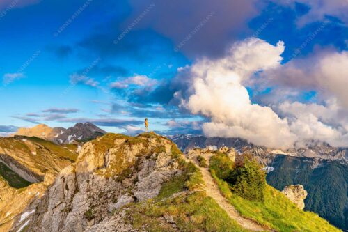 Wolkenreißen im Karwendelgebirge - Es reißt auf - Seitenverhältnis 3:2 - Bergsteigerin am Seinskopf im Karwendel - weitere Infos unter https://www.kriner-weiermann.de