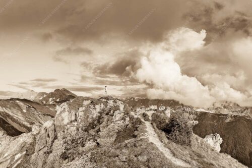 Wolkenreißen im Karwendelgebirge - Es reißt auf - Seitenverhältnis 3:2 - Bergsteigerin am Seinskopf im Karwendel - weitere Infos unter https://www.kriner-weiermann.de