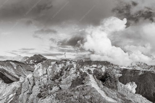 Wolkenreißen im Karwendelgebirge - Es reißt auf - Seitenverhältnis 3:2 - Bergsteigerin am Seinskopf im Karwendel - weitere Infos unter https://www.kriner-weiermann.de