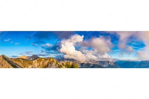 Wolkenreißen im Karwendelgebirge - Es reißt auf - Seitenverhältnis 4:1 - Bergsteigerin am Seinskopf im Karwendel - weitere Infos unter https://www.kriner-weiermann.de