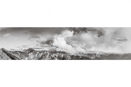 Wolkenreißen im Karwendelgebirge - Es reißt auf - Seitenverhältnis 4:1 - Bergsteigerin am Seinskopf im Karwendel - weitere Infos unter https://www.kriner-weiermann.de