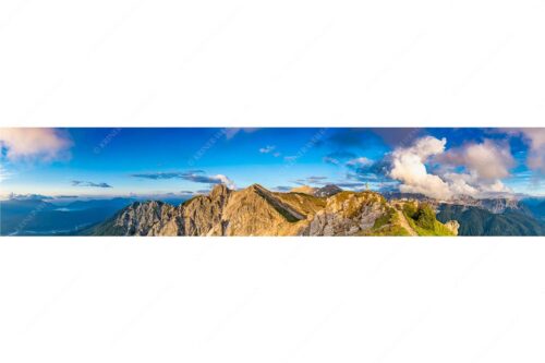 Wolkenreißen im Karwendelgebirge - Es reißt auf - Seitenverhältnis 5:1 - Bergsteigerin am Seinskopf im Karwendel - weitere Infos unter https://www.kriner-weiermann.de