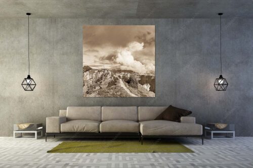 Wolkenreißen im Karwendelgebirge - Es reißt auf - Größe ca. 160x160cm, Seitenverhältnis 1:1 - Bergsteigerin am Seinskopf im Karwendel - weitere Infos unter https://www.kriner-weiermann.de