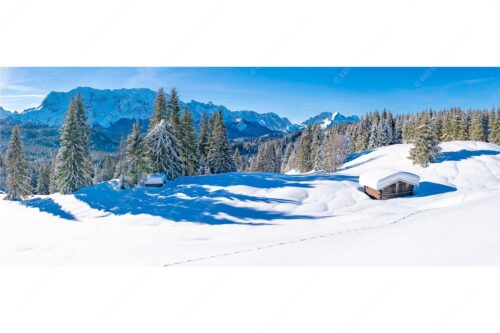 Blick über Winterlandschaft und Wiesmahdstadel zum Wettersteingebirge - Fährte - Seitenverhältnis 2,5:1 - Viel Schnee am Stadel mit Wetterstein - weitere Infos unter https://www.kriner-weiermann.de