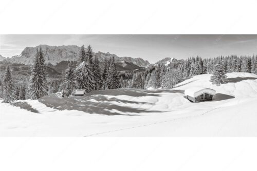 Blick über Winterlandschaft und Wiesmahdstadel zum Wettersteingebirge - Fährte - Seitenverhältnis 2,5:1 - Viel Schnee am Stadel mit Wetterstein - weitere Infos unter https://www.kriner-weiermann.de