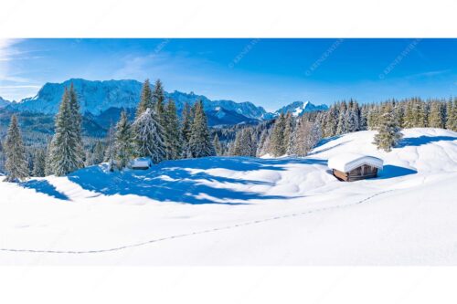 Blick über Winterlandschaft und Wiesmahdstadel zum Wettersteingebirge - Fährte - Seitenverhältnis 2:1 - Viel Schnee am Stadel mit Wetterstein - weitere Infos unter https://www.kriner-weiermann.de